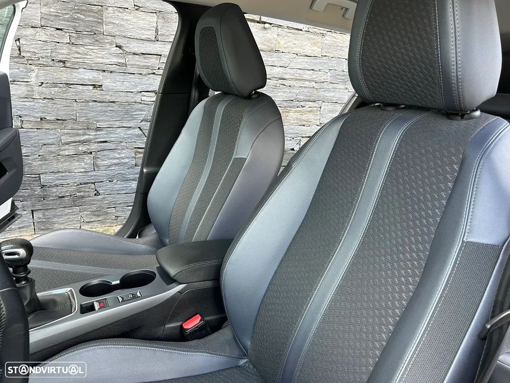 Peugeot 2008 1.2 PureTech Allure - 12