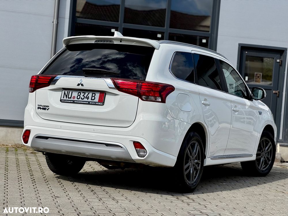 Mitsubishi Outlander 2.4 4WD Plug-In Hybrid Plus - 36