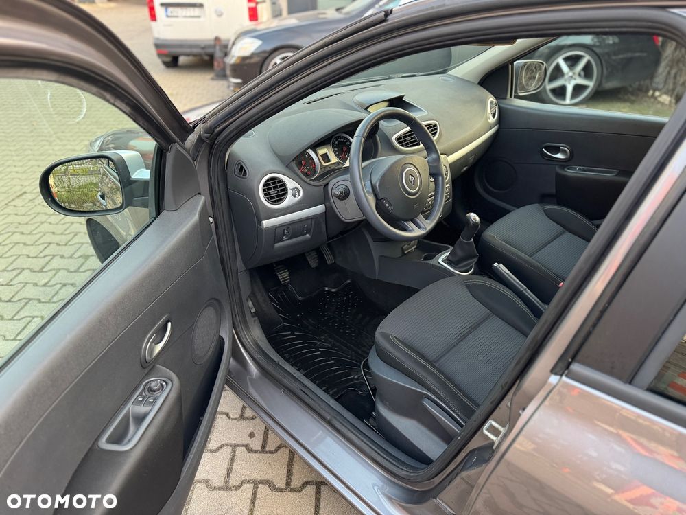 Renault Clio 1.2 16V 75 Expression - 11