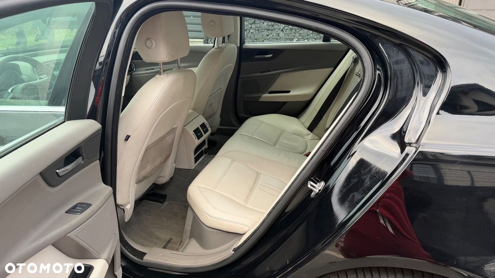 Jaguar XE 2.0 T Prestige - 20