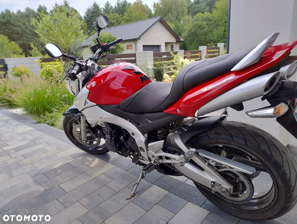 Suzuki GSR - 4