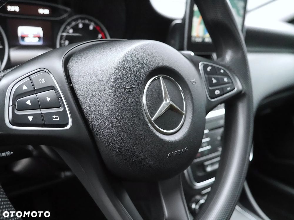 Mercedes-Benz GLA 180 7G-DCT - 16