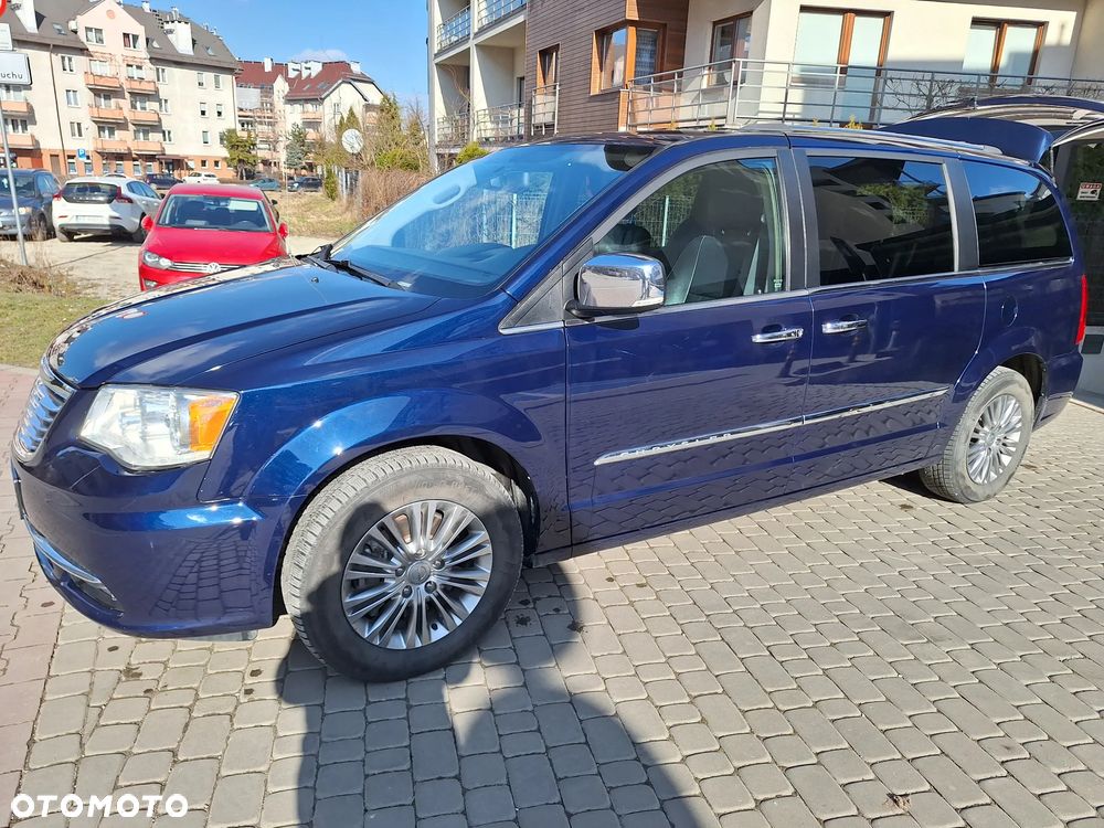 Chrysler Town & Country - 11