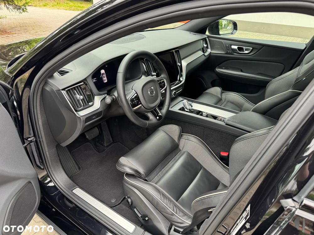 Volvo S60 B5 B AWD Plus Dark - 4