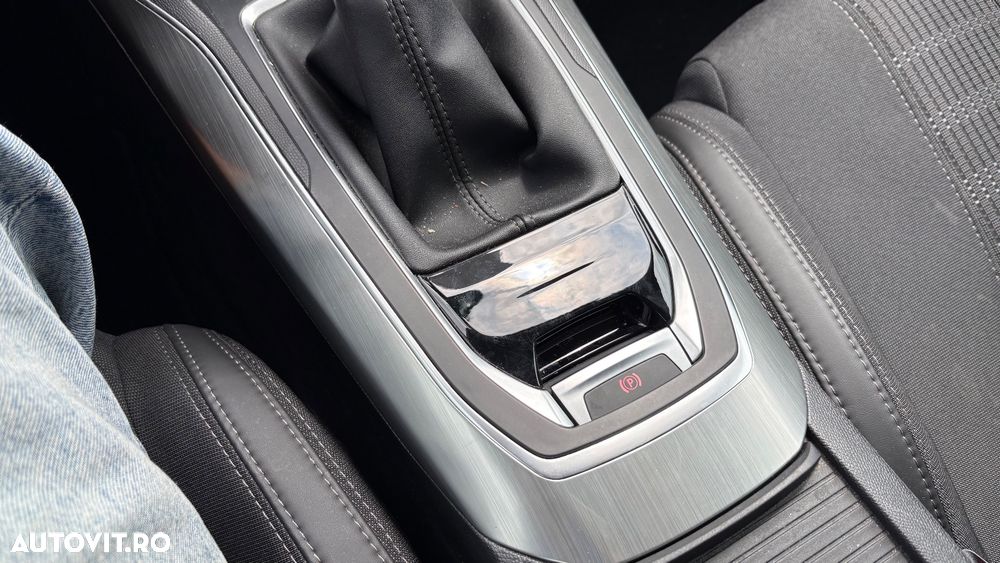 Peugeot 308 1.2 L PureTech Turbo S&S Allure - 17