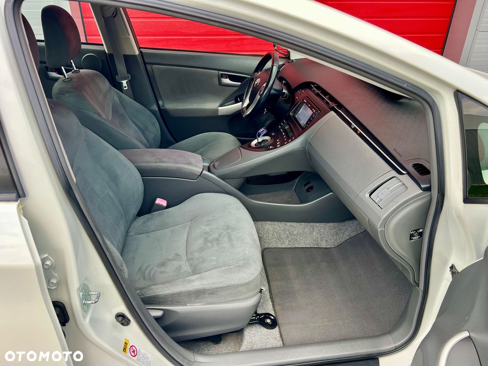 Toyota Prius (Hybrid) Executive - 8