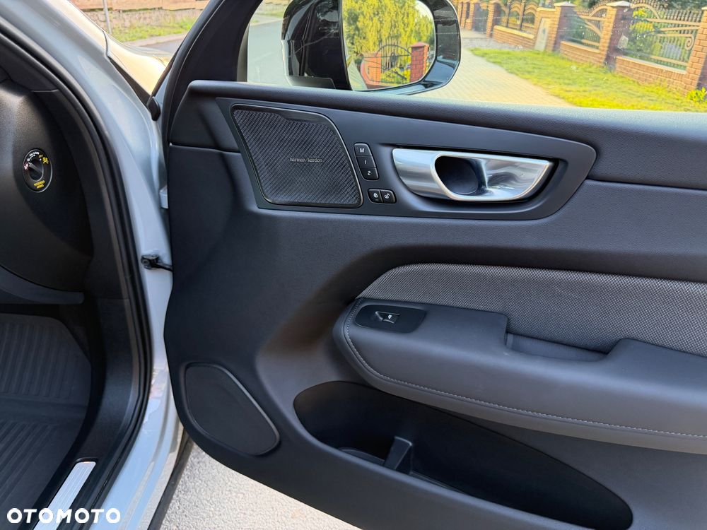 Volvo XC 60 B5 B AWD Plus Black Edition - 12