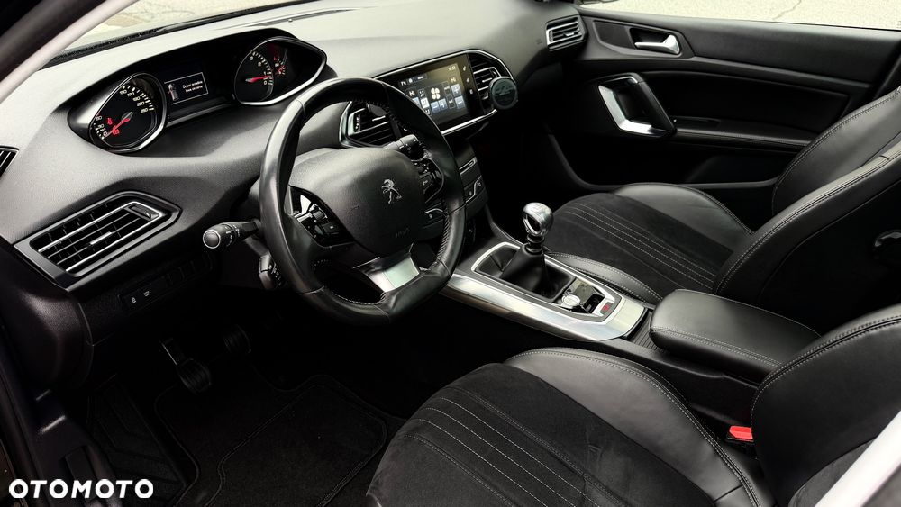 Peugeot 308 PureTech 130 GPF Black Edition - 25