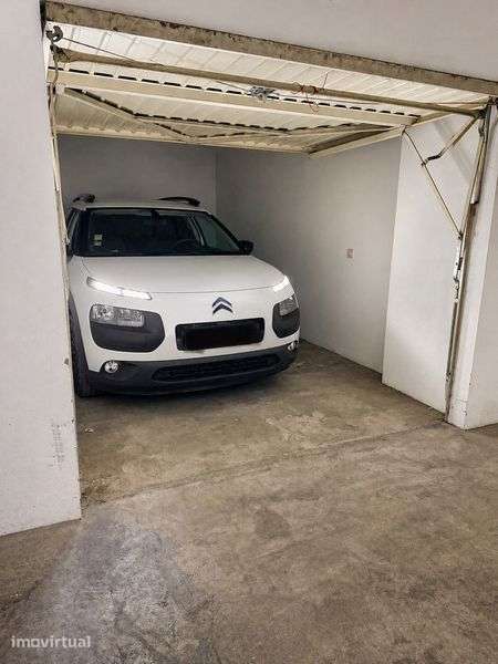 Aluga-se garagem (SAO JOAO BATISTA)