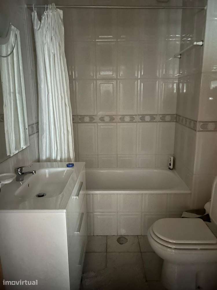 APARTAMENTO T3 COM PISCINA PARA ARRENDAR - 900 EUROS/ SEMANA - Grande imagem: 5/8