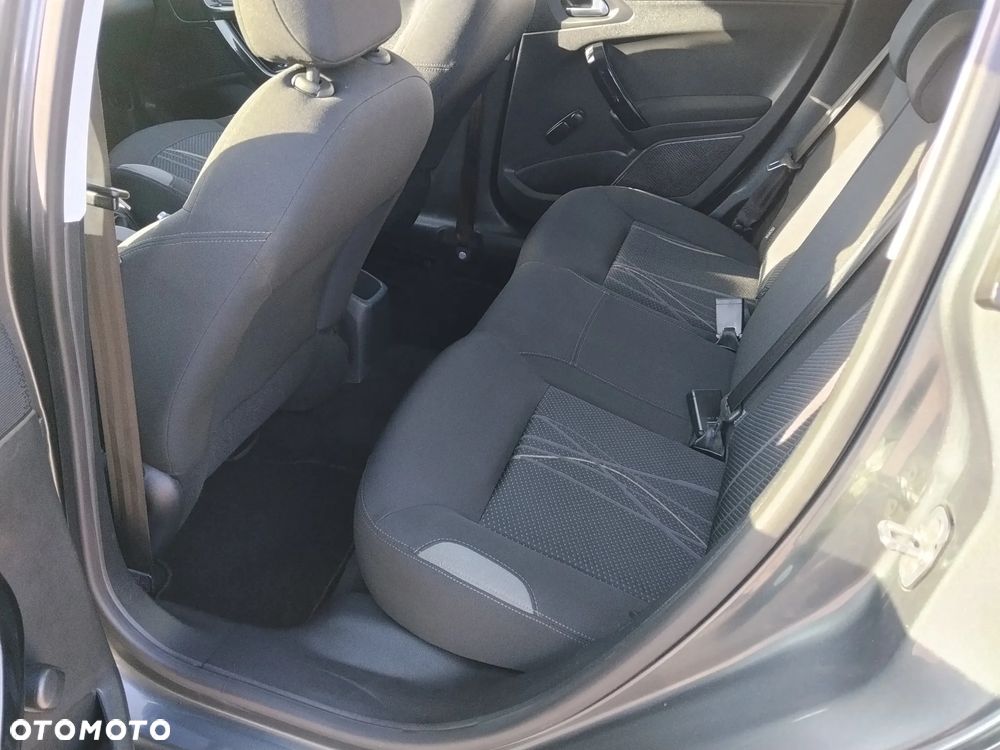Peugeot 208 - 10
