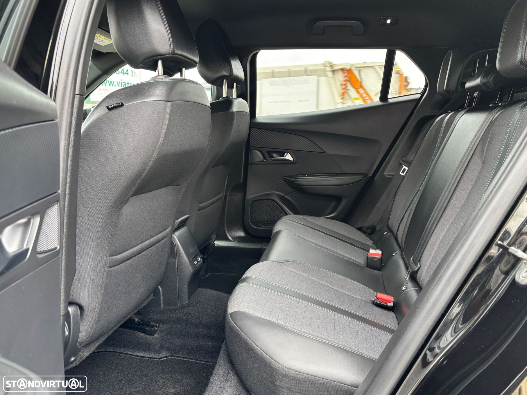 Peugeot 2008 1.2 PureTech Allure Pack EAT8 - 11
