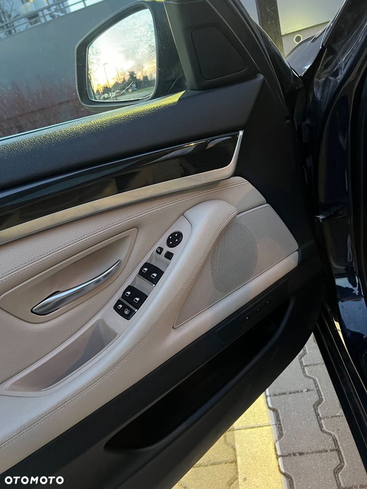 BMW Seria 5 525d Luxury Line - 12