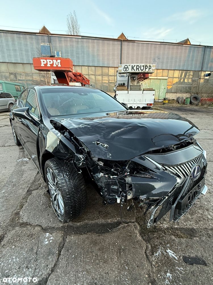 Lexus ES 300h Business Edition - 4