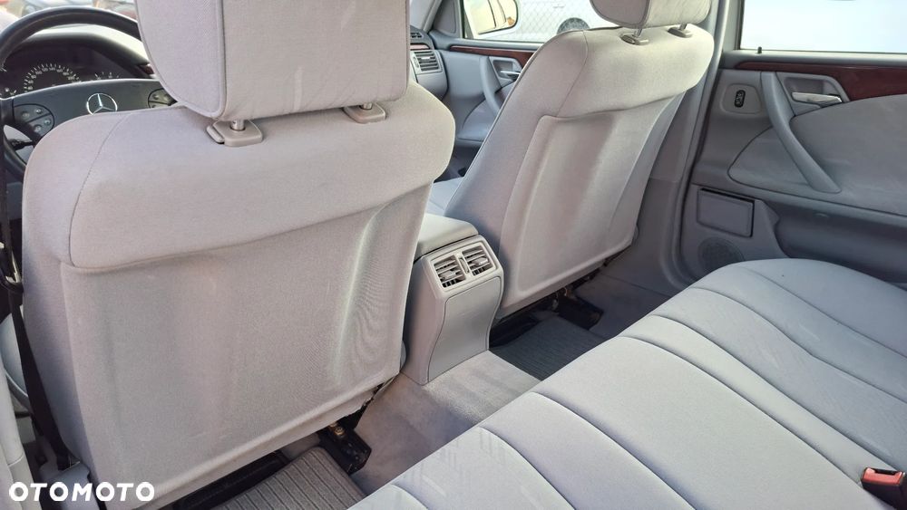 Mercedes-Benz Klasa E 220 CDI Classic - 33