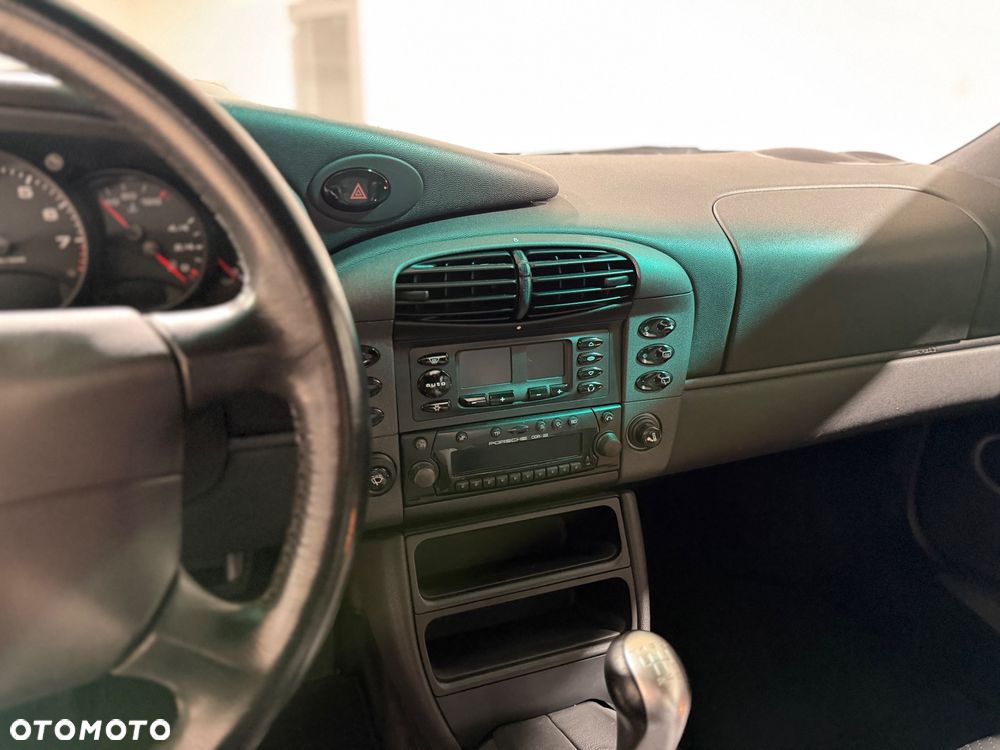 Porsche 911 Carrera 4 - 22