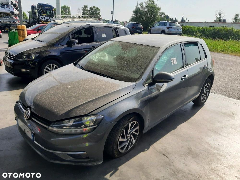 Volkswagen Golf - 1