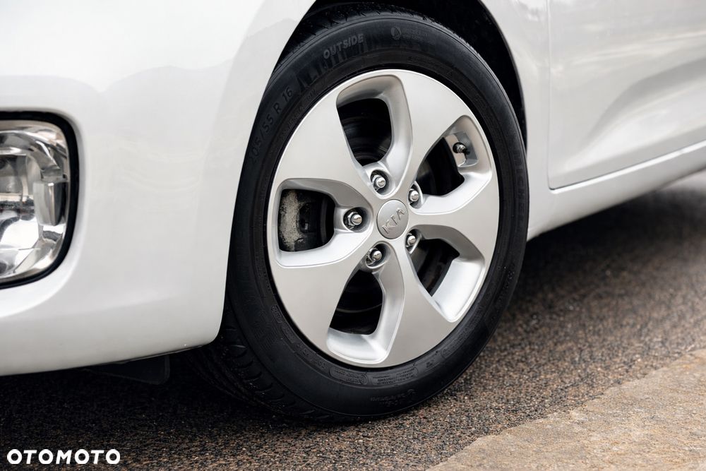 Kia Carens 1.7 CRDi 136 Dream Team Edition - 9