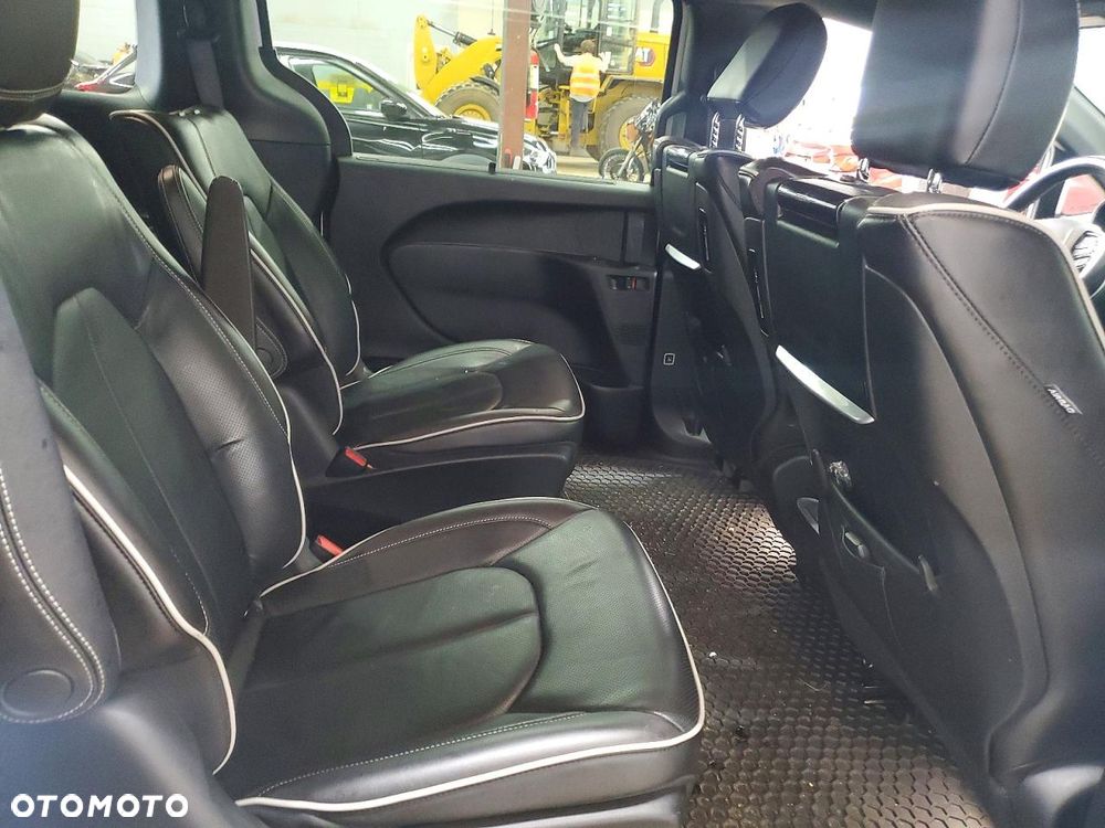 Chrysler Pacifica - 8