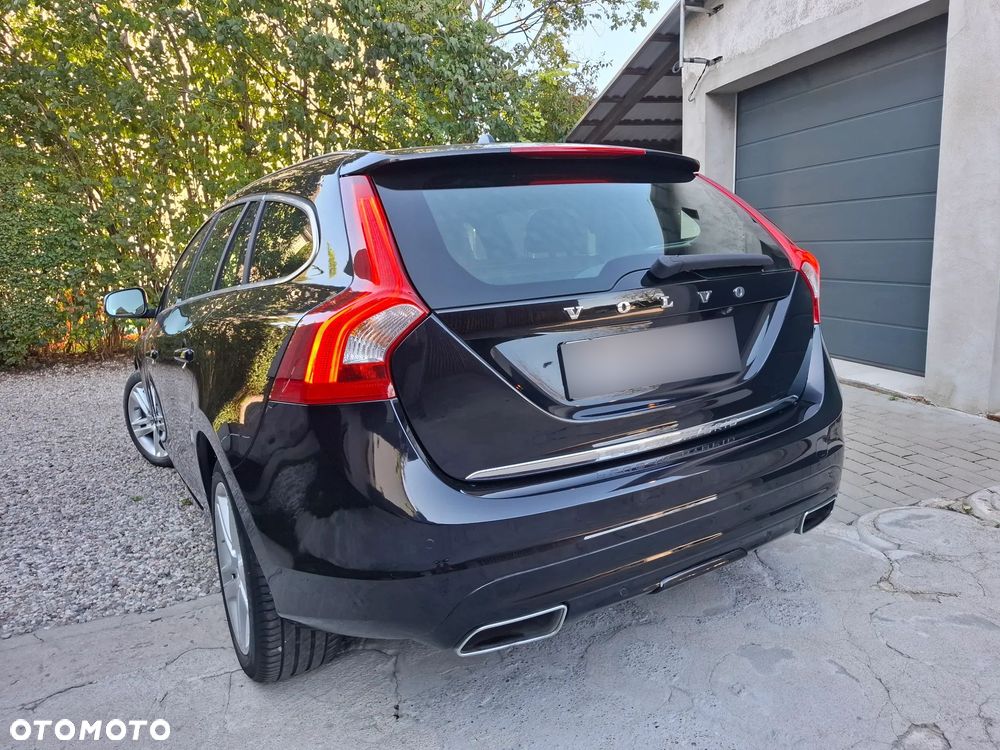 Volvo V60 D6 AWD Plug-in Hybrid R-Design Summum - 25
