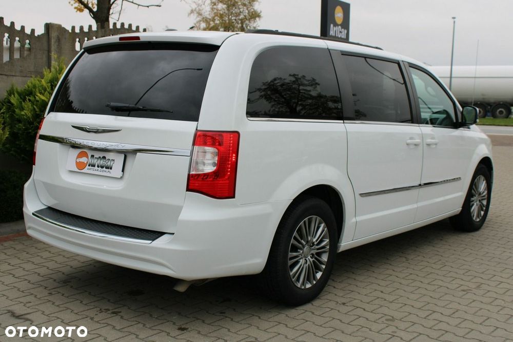 Chrysler Town & Country - 39