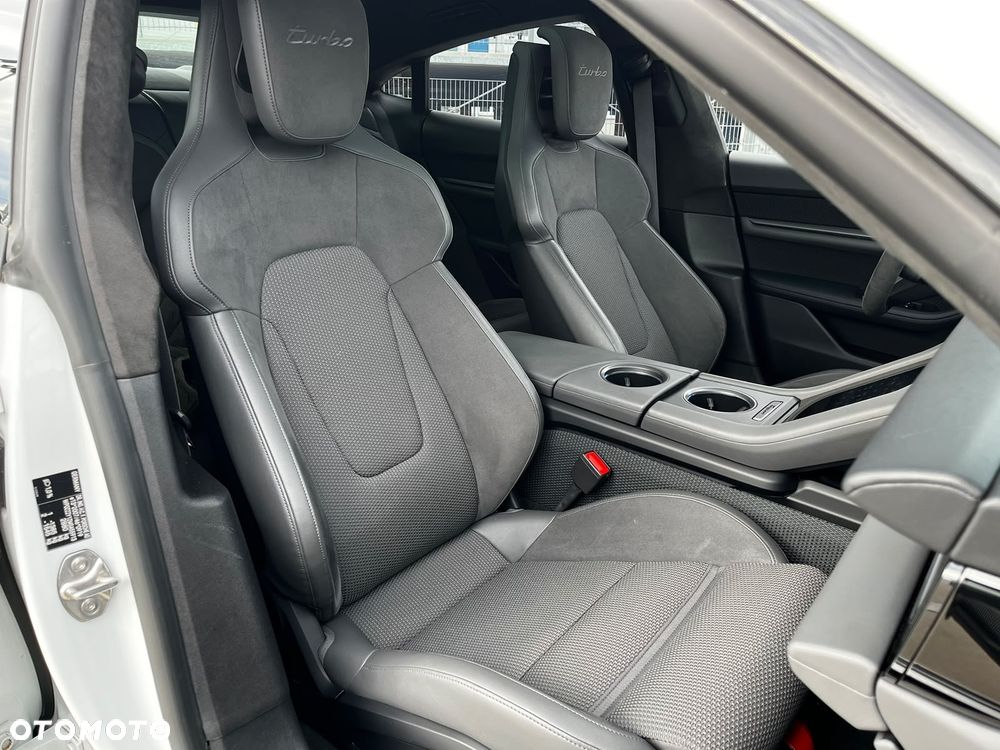 Porsche Taycan Turbo - 24