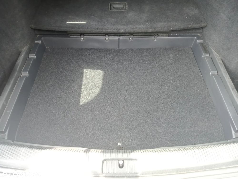 Volkswagen Golf 1.9 TDI DPF Trendline BlueMotion - 16