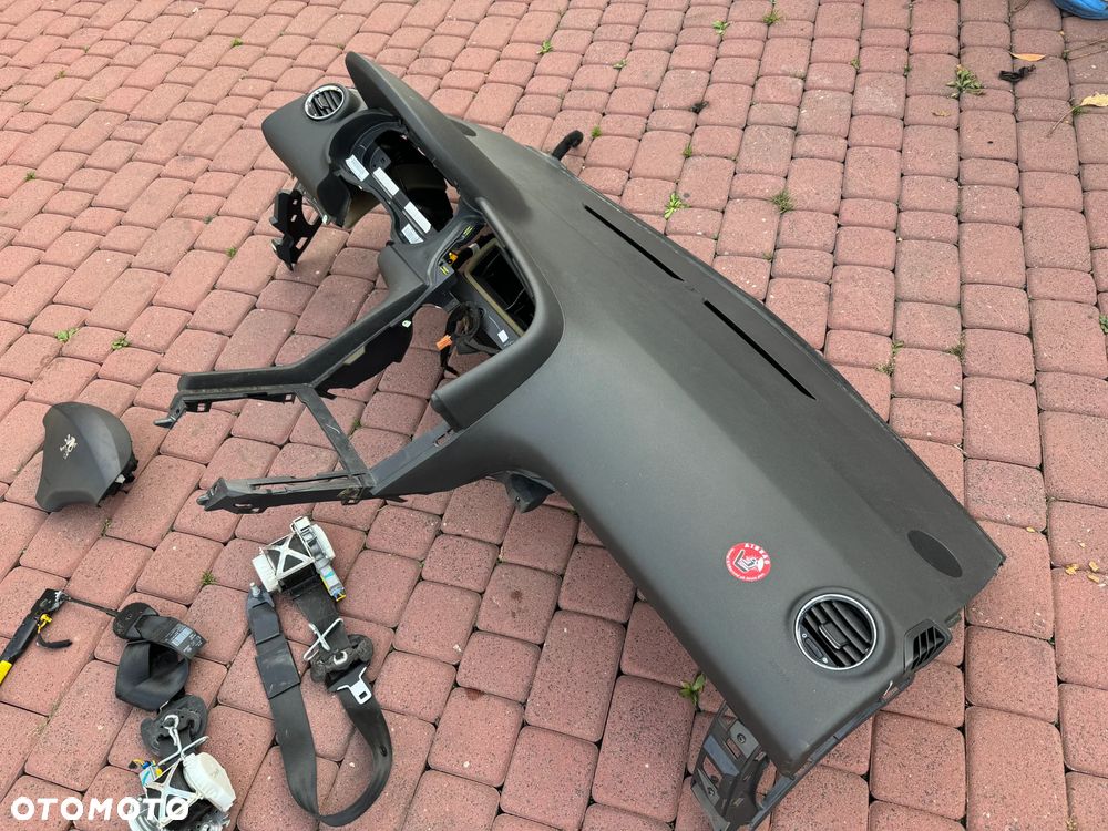 DESKA KONSOLA KOKPIT PODUSZKA PASY PEUGEOT 3008 I - 2