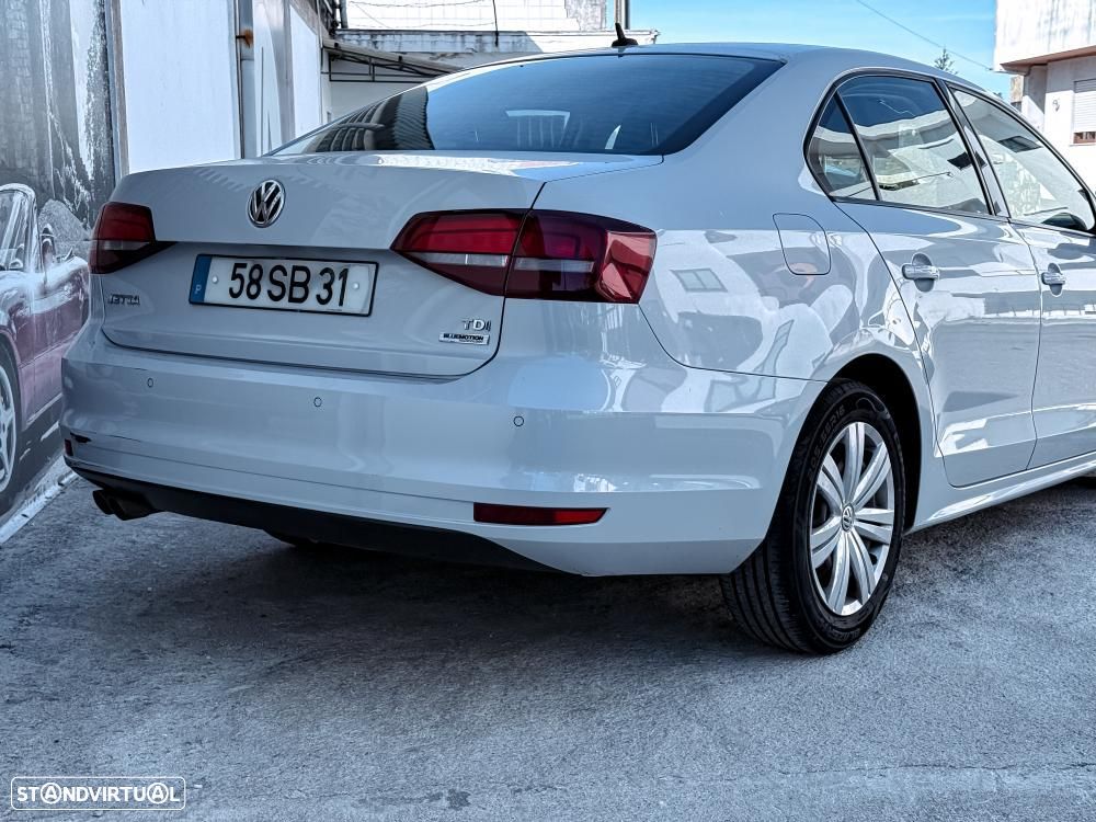 VW Jetta 2.0 TDI Trendline - 12