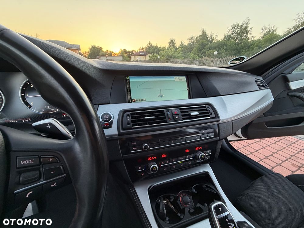 BMW Seria 5 525d xDrive - 26