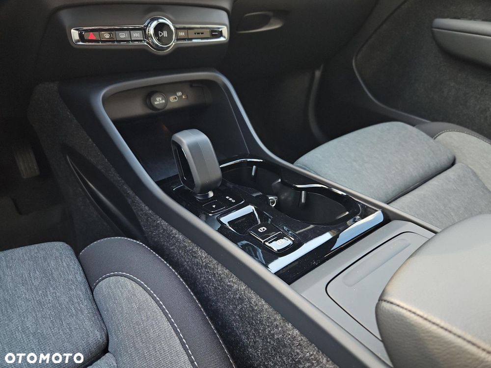 Volvo XC 40 B3 Plus Dark - 23
