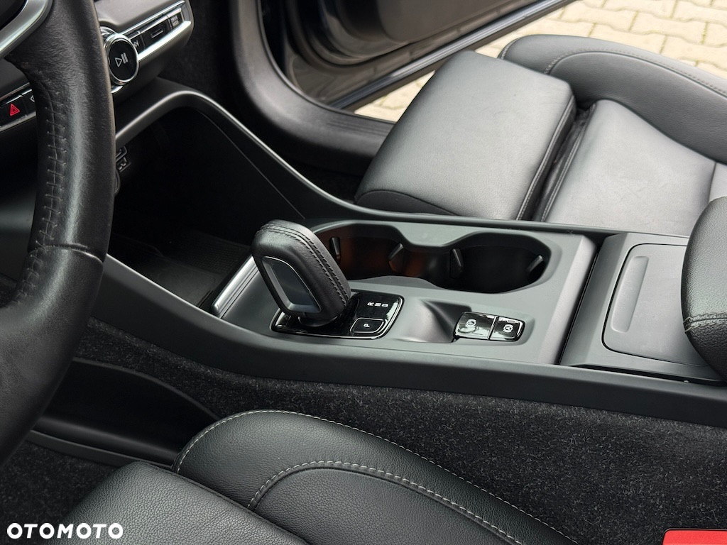 Volvo XC 40 T3 Momentum Pro - 25