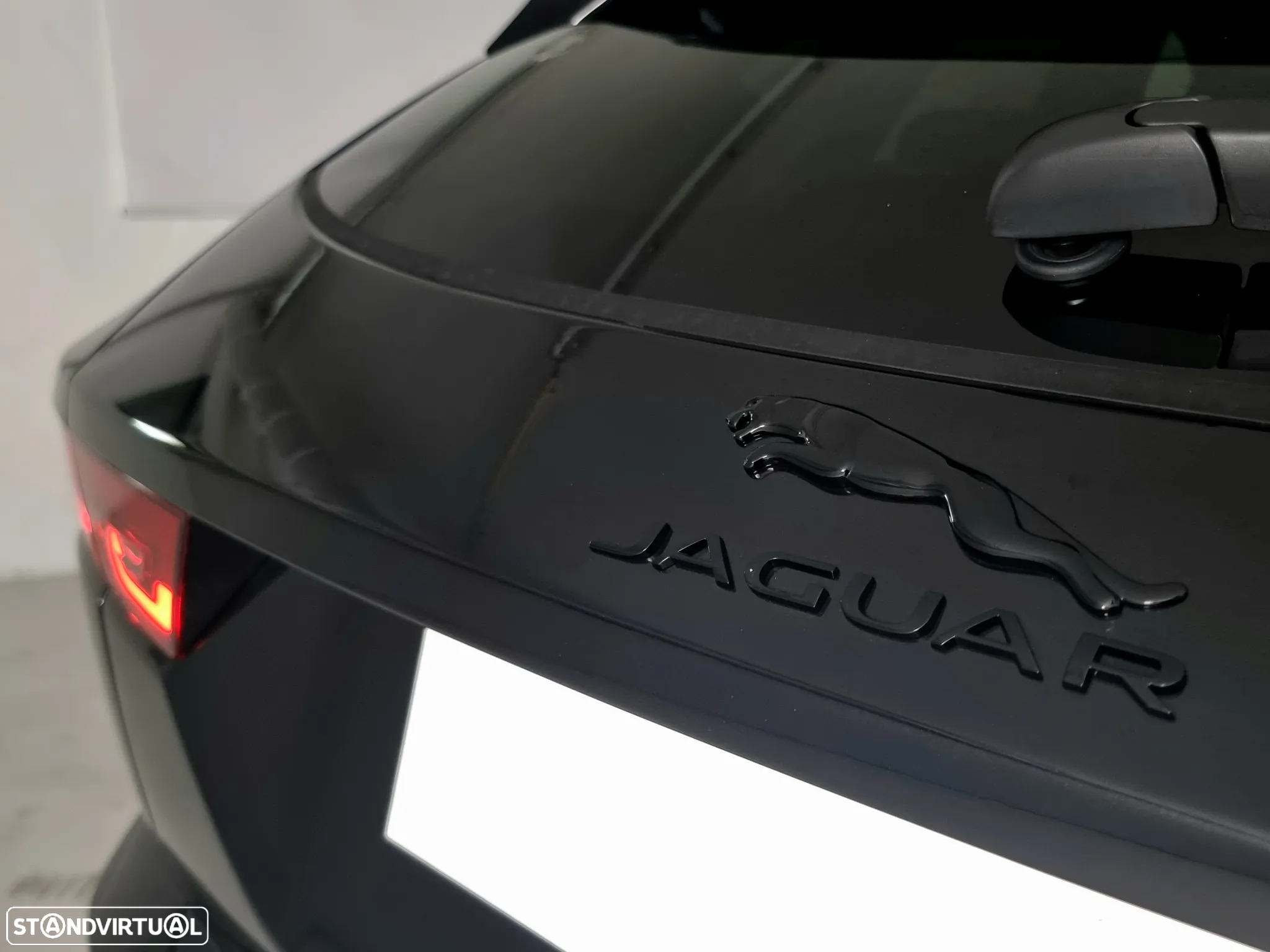 Jaguar E-Pace 1.5 P300e R-Dynamic SE AWD Aut. - 32
