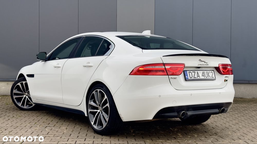 Jaguar XE - 4