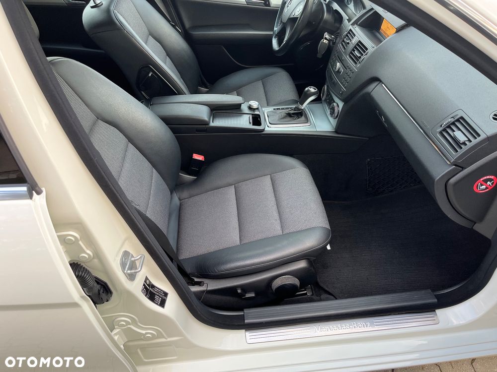 Mercedes-Benz Klasa C 180 T BlueEFFICIENCY 7G-TRONIC Avantgarde - 10