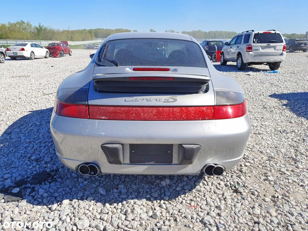 Porsche 911 Carrera 4 - 6