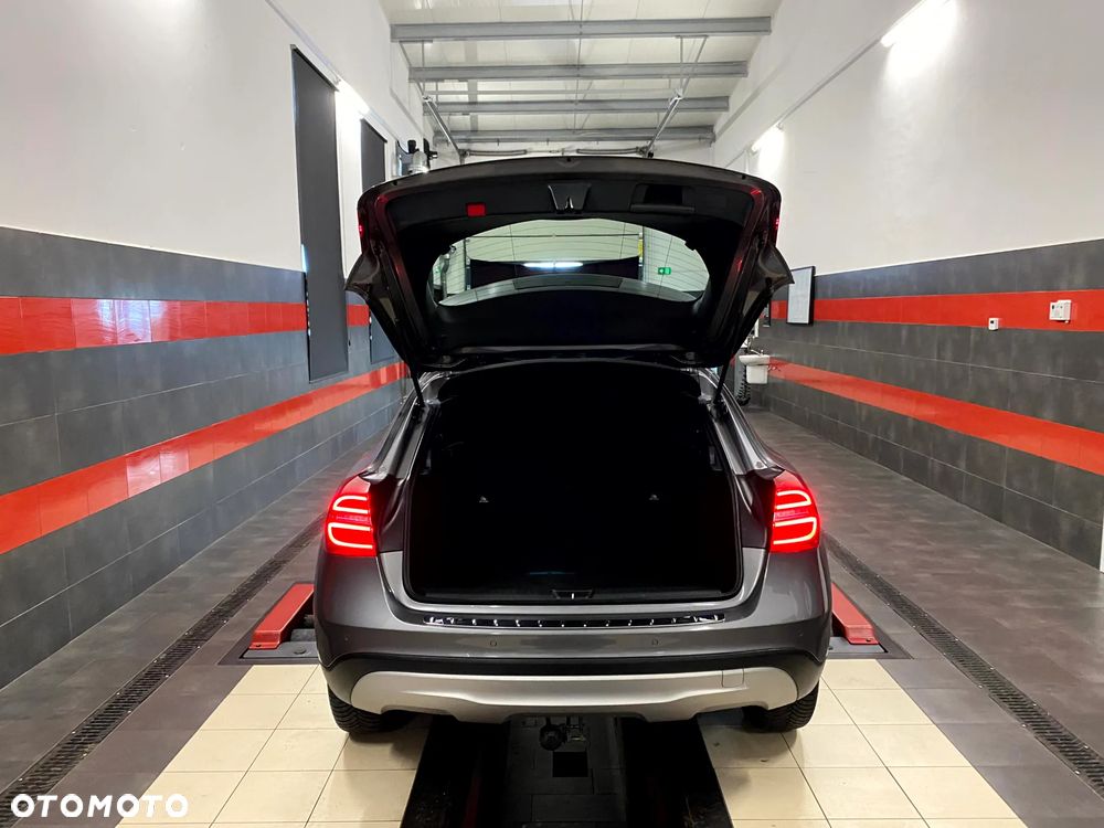 Mercedes-Benz GLA 180 d 7G-DCT Urban - 12