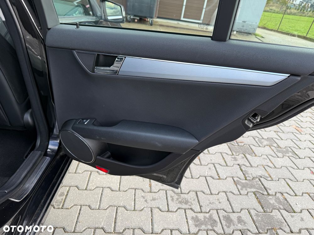 Mercedes-Benz Klasa C 180 CGI BlueEff Avantgarde - 18