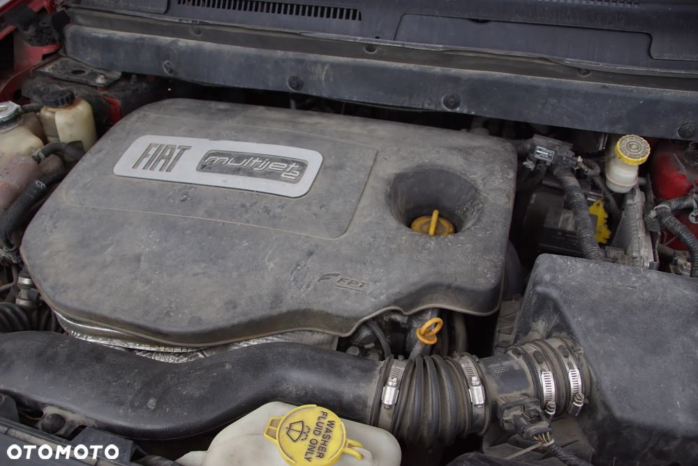 Auto na części - Fiat Freemont 2.0 MultiJet 170 KM 939B5000 62TE PRM 2015R Silnik Skrzynia Drzwi Maska Błotnik Zderzak Klapa Lampa Lusterko Klamka Szyba Deska Kokpit Sterownik Moduł Czujnik Licznik Wyświetlacz Panel Kierownica - 18