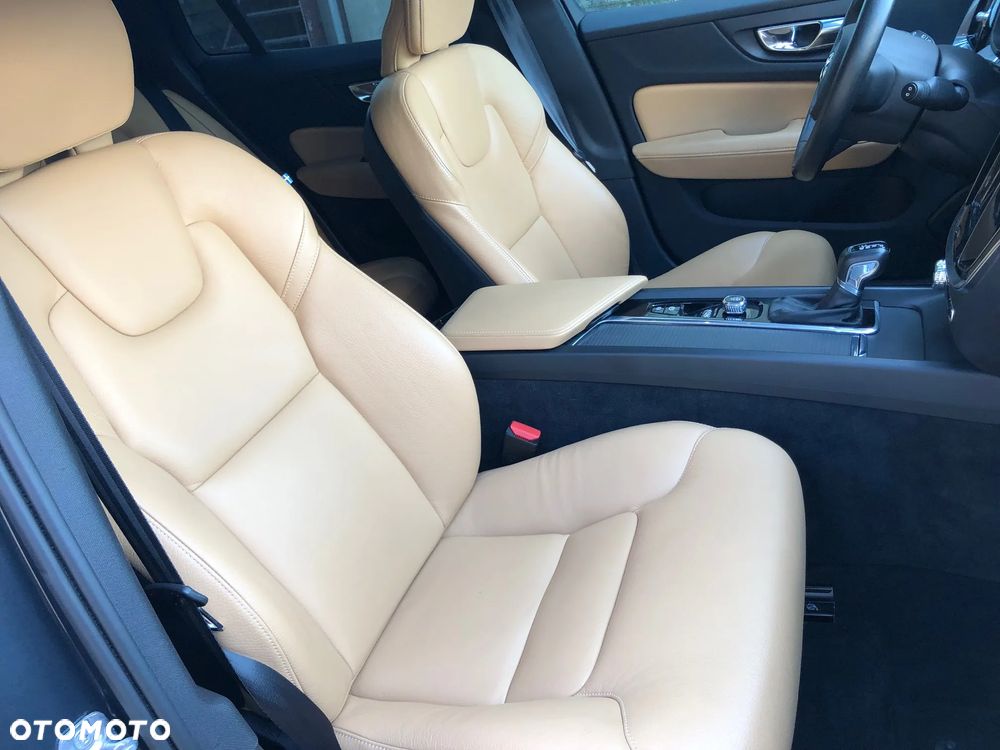 Volvo V60 T6 AWD Momentum Pro - 24