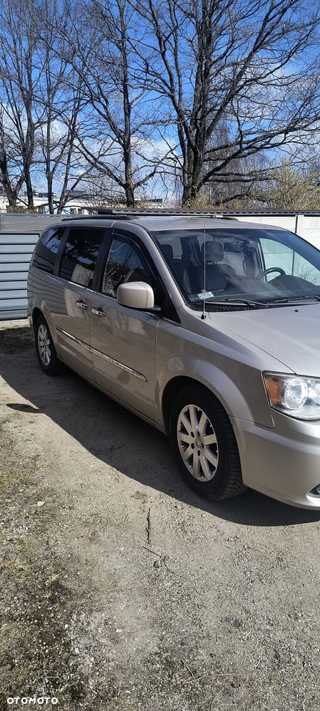 Chrysler Town & Country - 2
