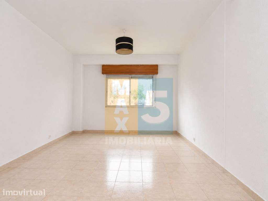 T1 com boa luz natural para remodelação total - Vale da Amoreira - Grande imagem: 5/22