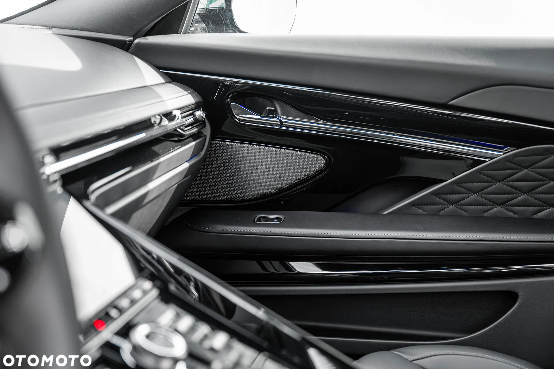 Aston Martin DB12 - 16