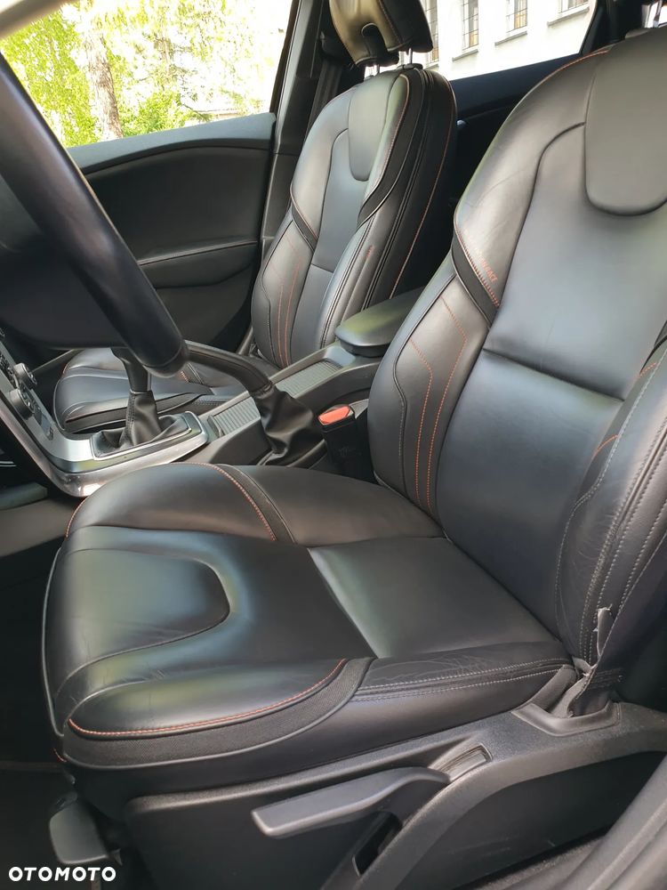 Volvo V40 D2 R Design - 8