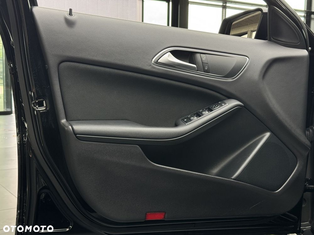 Mercedes-Benz GLA 180 7G-DCT - 14