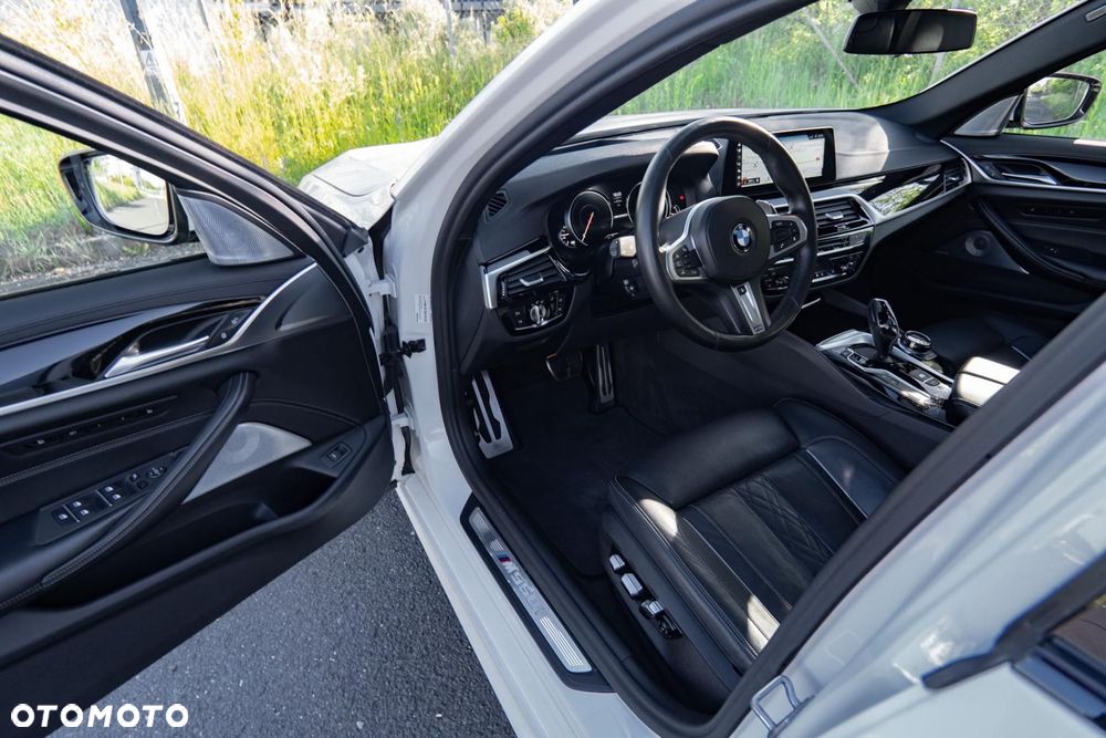 BMW Seria 5 M550i xDrive sport - 10