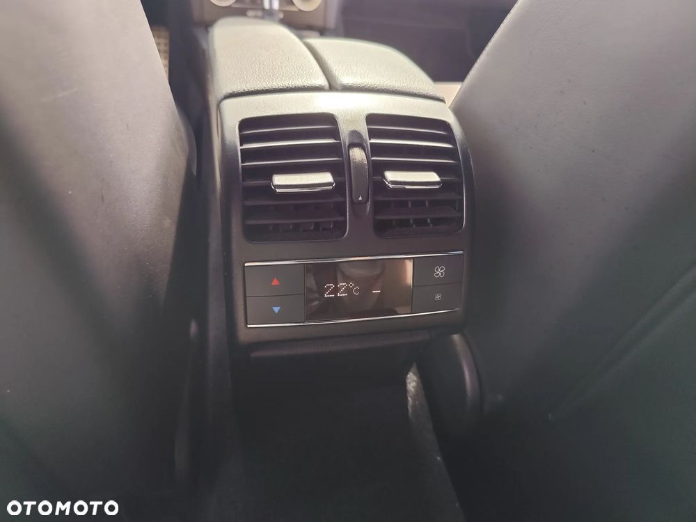 Mercedes-Benz Klasa C 350 BlueEff Avantgarde - 36