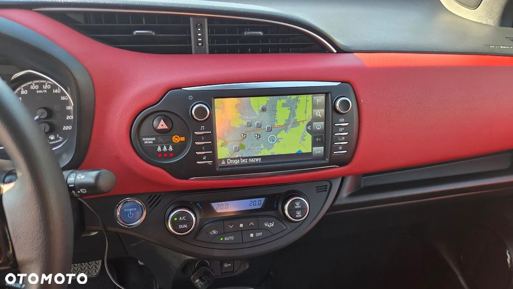 Toyota Yaris Hybrid 100 Selection - 8