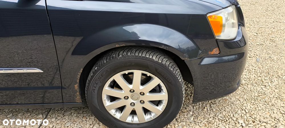 Chrysler Town & Country - 35