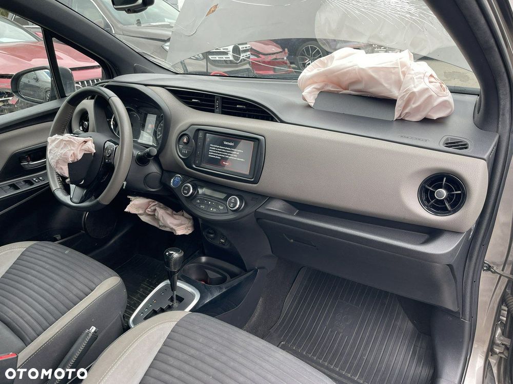 Toyota Yaris Hybrid 100 Selection Passion - 11